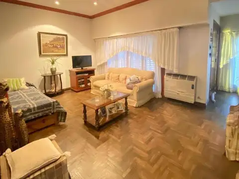 Casa 5 ambientes con cochera en VENTA Banfield