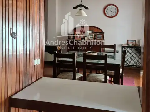 Hermosa Casa Semicéntrica De Tres Dormitorios Con Pileta