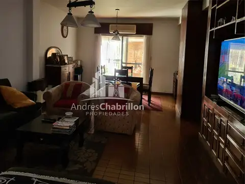 Hermosa Casa Semicéntrica De Tres Dormitorios Con Pileta
