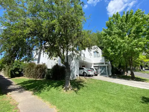 Casa 7 ambientes con 2 baños