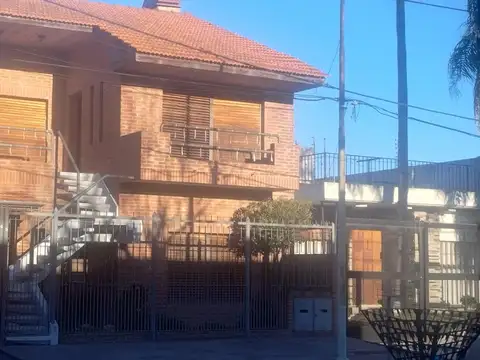 Excelente propiedad en barrio parque con fondo libre