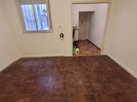 DEPARTAMENTO DE 2 AMBIENTES - AL FRENTE CON BALCON - VENTANAL AL LIVING CON MUCHA LUZ