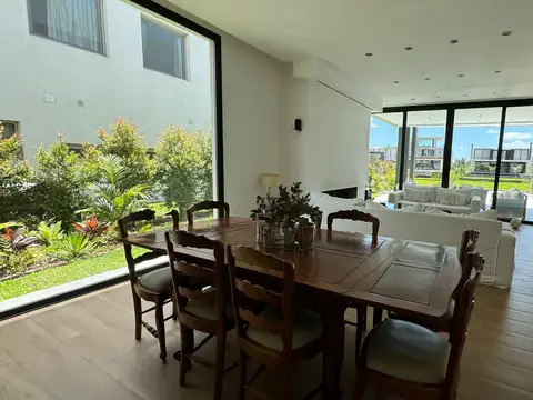 Casa 5 ambientes con 4 baños