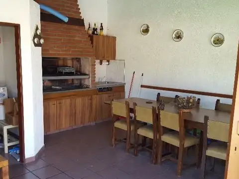Excelente Zona Lote 15x50 c/ casa 3 amb., amplia piscina, quincho c/parrilla y baño