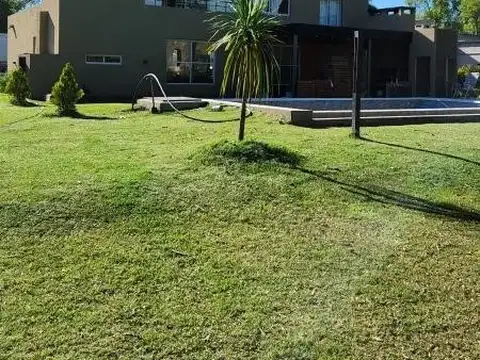 Casa en Venta con 2 cocheras