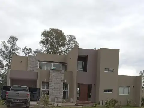 Casa en venta - 3 Dormitorios 3 Baños - Cochera - 2.940Mts2 - Marcos Paz