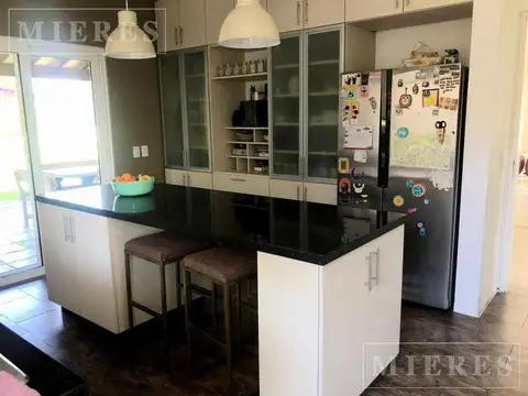 Casa en Alquiler Temporal con 3 cocheras