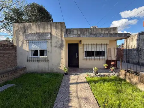 VENTA DE CASA  5 AMBIENTES CON GARAGE