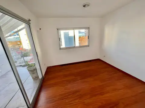 Depto tipo Duplex - Venta - 3 amb con patio.   V. Ballester