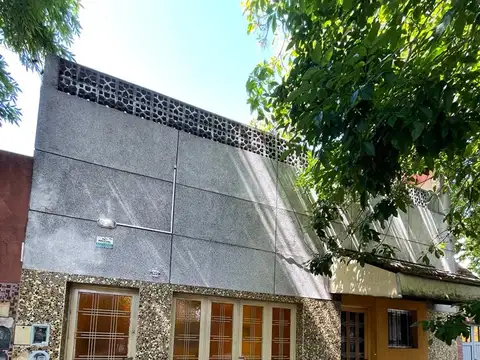 EXCELENTE Casa Multifamiliar 6 Amb. C/local, Patios, Terraza, Cochera en Cnel. Pagola 4100