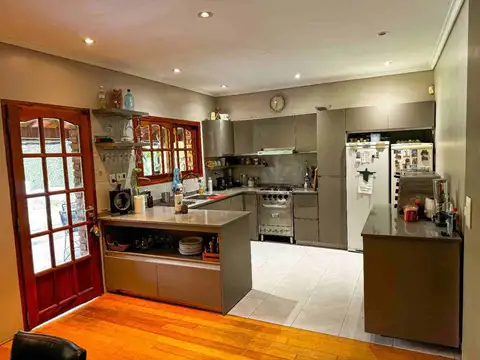 VENTA CASA 5 AMBIENTES CON JARDIN Y COCHERA