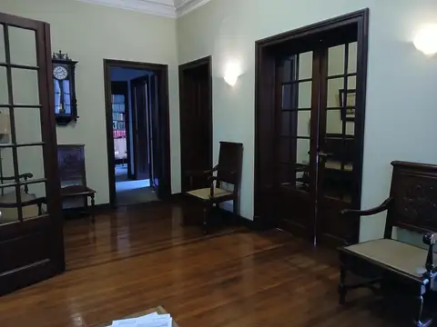 Oficina 10 ambientes con 2 baños