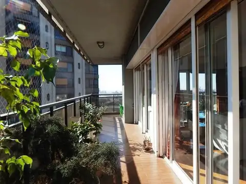 Dpto 4 amb, 248 m2 total, c/balcón al frente vista panorámic