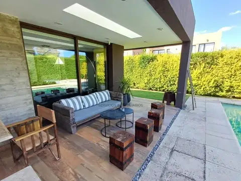 Casa 4 ambientes con 4 baños