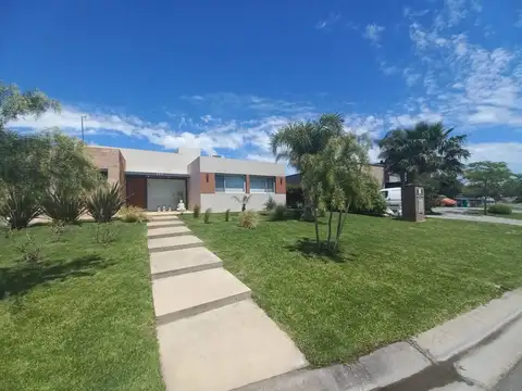 Alquiler temporal casa 4 amb. Enero Barrio San Francisco Villanueva Tigre