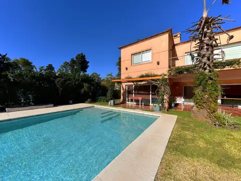 Casa 7 ambientes con 2 baños