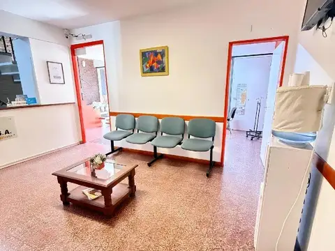 Propiedad semi céntrica, apta para consultorios.