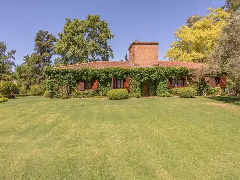 Casa 7 ambientes venta Pilar con 7.000m2 de parque