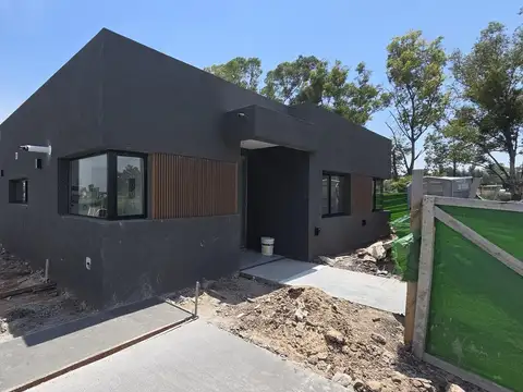 Casa 4 ambientes en Pilar del este Santa Sofia