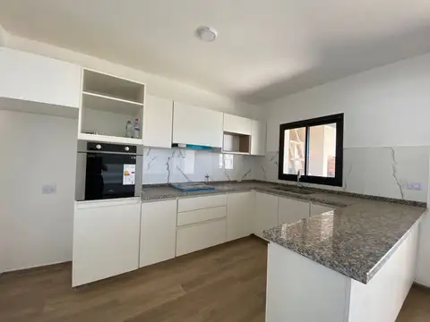 Casa 7 ambientes con 2 baños