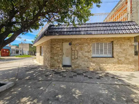 Venta casa 2 dormitorios con cochera y patio barrio Bella Vista