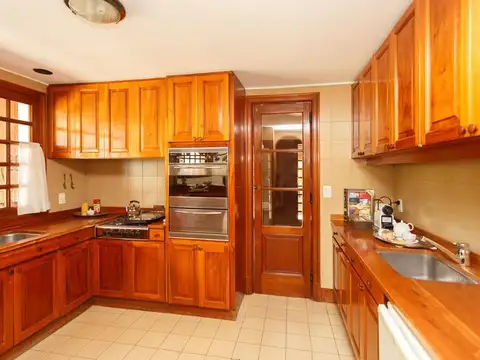 maipu 1341, Moreno 400