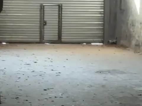 Depósito de dos plantas en flores, oficinas, entrada para camion, vestuario y baños