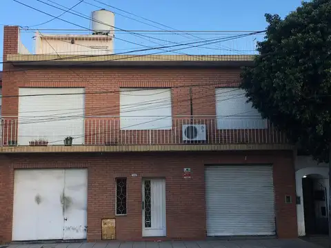 Casa en lote propio de 5 ambientes, en 2 plantas fondo libre