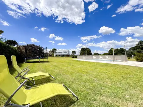 Casa 4 ambientes con 2 baños