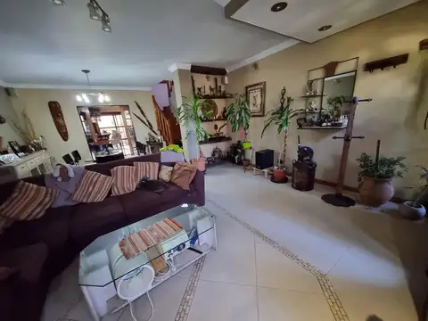 Casa en Venta con 3 cocheras