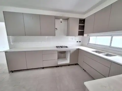 Casa 5 ambientes con 4 baños