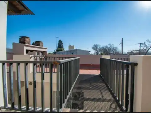 Casa 8 ambientes con 2 baños