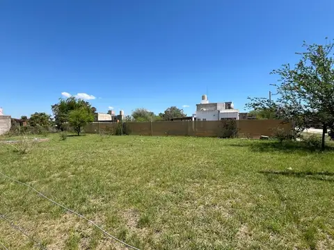 VENTA DE LOTE ESQUINA CON MEJORAS VILLA DEL PRADO