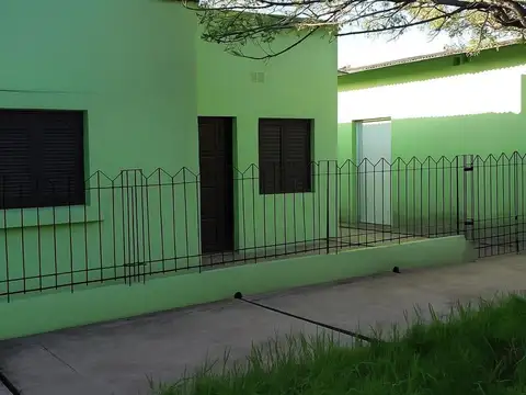 Se Vende Casa en Barrio Lanceros + 3 departamentos