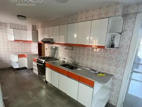 Casa en Alquiler con 1 cochera