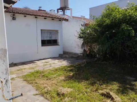 CASA DOS DORMITORIOS VENTA CITY BELL CON PARQUE