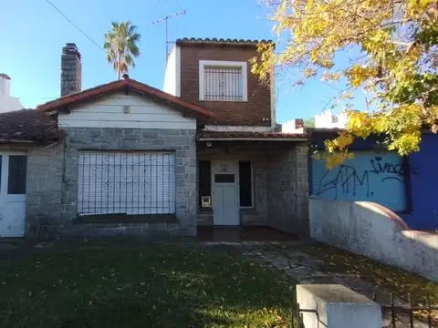 CASA DOS DORMITORIOS VENTA CITY BELL CON PARQUE