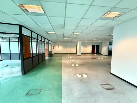 Oficina en Alquiler con 3 cocheras