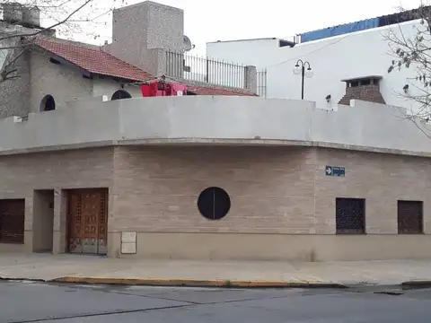 VENTA DE CASA DE 5 AMBIENTES CON COCHERA Y TERRAZA