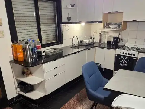 Casa 8 ambientes con 2 baños