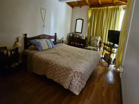 18 y 42 - Duplex independiente de 3 dormitorios - patio y cochera -