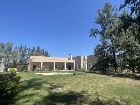 Casa en Venta con 2 cocheras