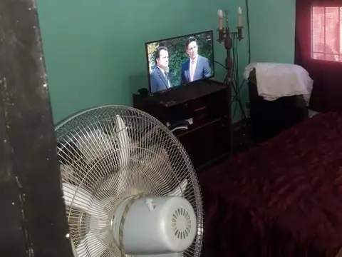 Casa con galpón y departamento