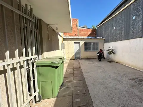 VENTA CASA 4 DORMITORIOS DPTO GALPON POETA LUGONES