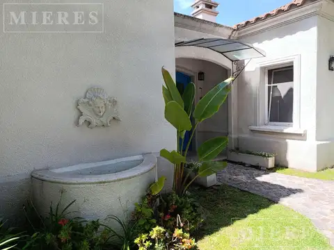 Casa en Venta con 2 cocheras