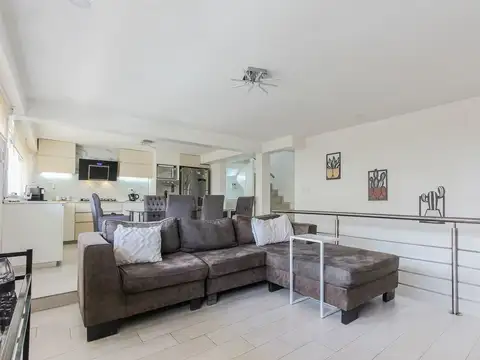 Depto Tipo Casa 4 ambientes con 2 baños