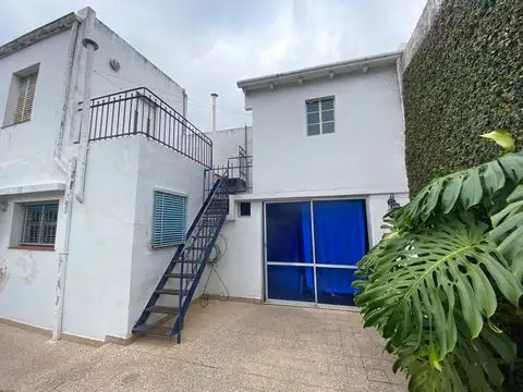 Casa en venta con 3 dormitorios, jardín y cochera.