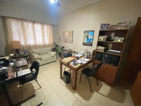 Casa en venta con 3 dormitorios, jardín y cochera.