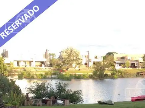 ÚNICO LOTE A LAGUNA. BARRIO NÁUTICO ALBANUEVA. ORIENTACIÓN NOROESTE.