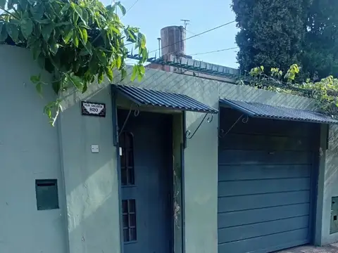 Casa sobre lote 10 x 27 gran living 2 dorm, parque 9 x 10m y coch varios autos